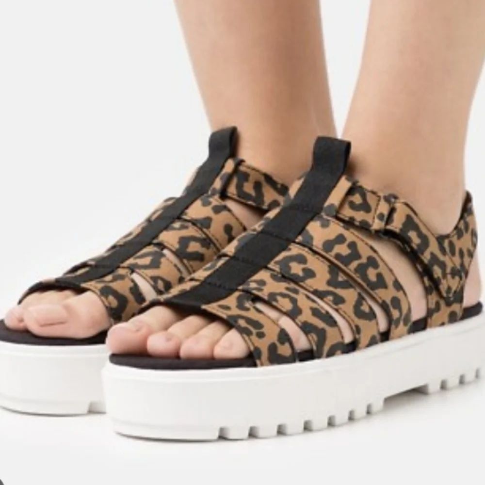 BRAND NEW TOM LEOPARD PRINT PLATFORM SANDALSA(SHED)
